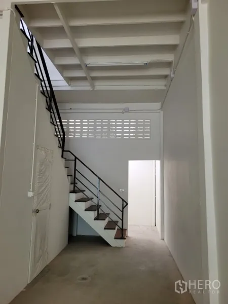 店屋 出租在Khlong Toei, Bangkok - 后侧金属扶手楼梯与通往后区的门。