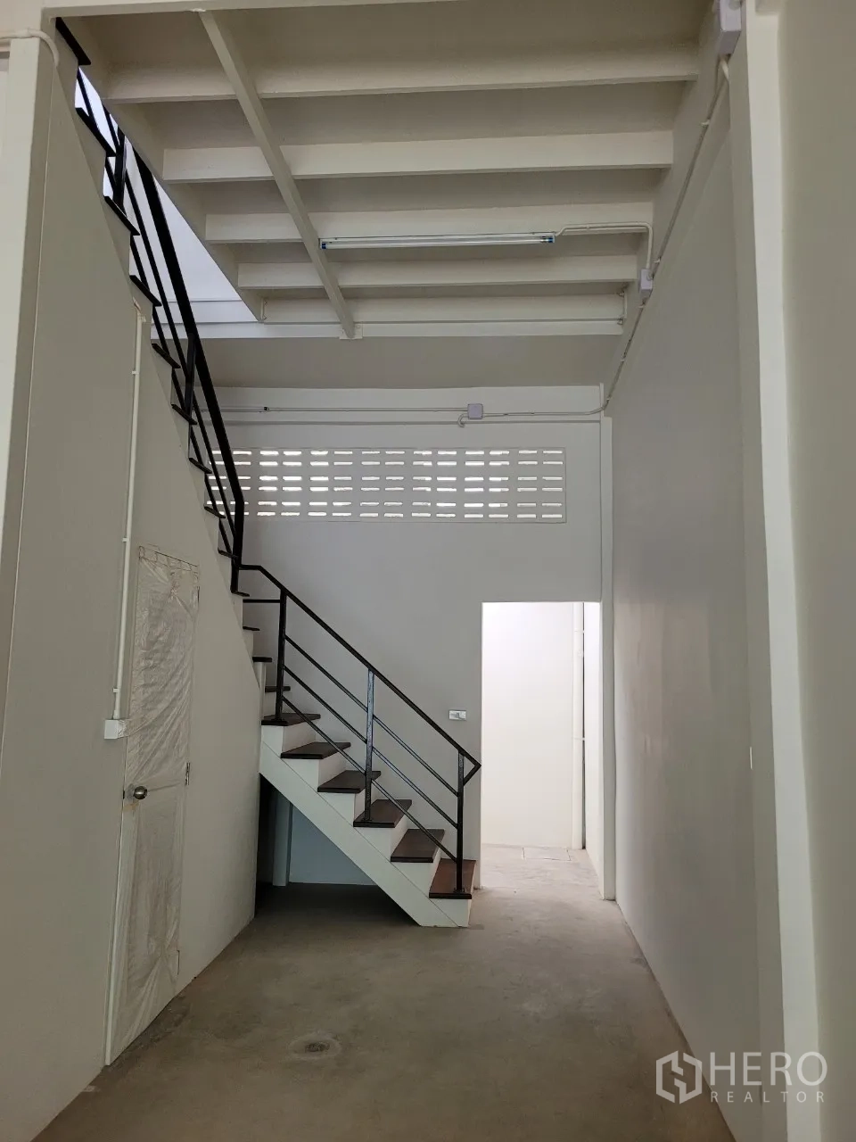 店屋 出租在Khlong Toei, Bangkok - 后侧金属扶手楼梯与通往后区的门。