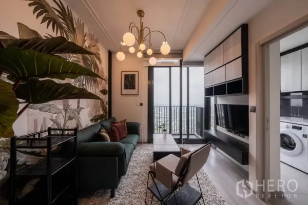 คอนโด ให้เช่าหรือขายในPhra Khanong, Bangkok - ห้องนั่งเล่นหันสู่กระจกสูงจรดเพดานและระเบียงวิวสกายไลน์ ข้างครัวบานเลื่อนพร้อมเครื่องซักผ้า