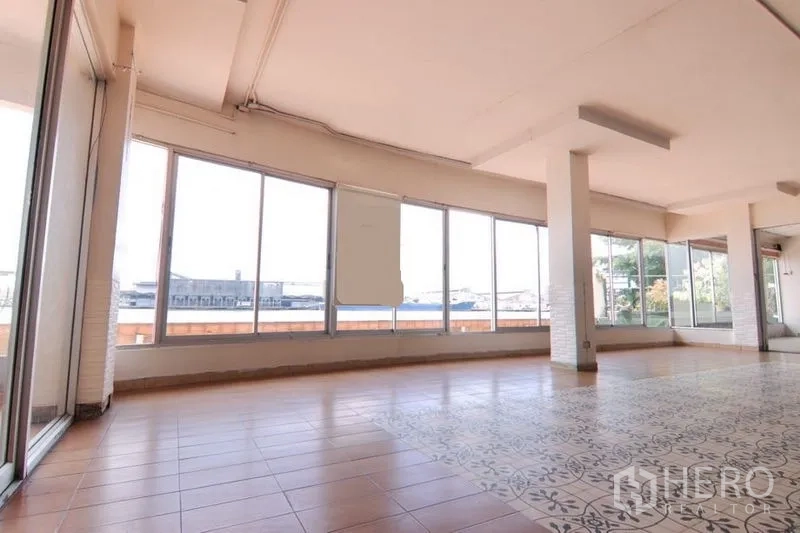 零售空间 出租在Yan Nawa, Bangkok - 转角区拥有宽幅窗面、赤陶色地砖与充足自然光。