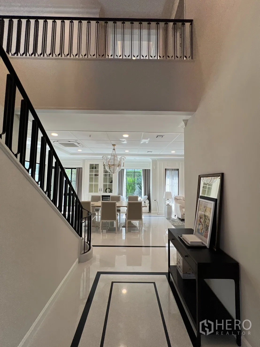 Detached House for rent in Saphan Sung, Bangkok - Hallway leading to bright open‑plan dining and living area.