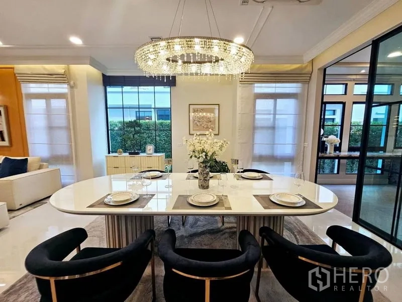 บ้าน ให้เช่าหรือขายในSaphan Sung, Bangkok - มุมรับประทานอาหาร โต๊ะจัดเซตใต้โคมระย้าคริสตัล