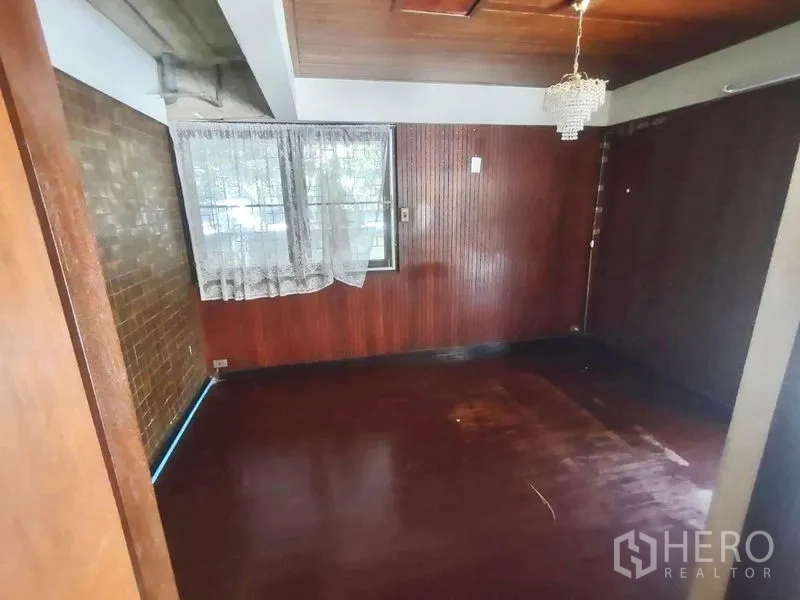 独立式住宅 出租 - 卧室，深色木墙、窗户与小吊灯