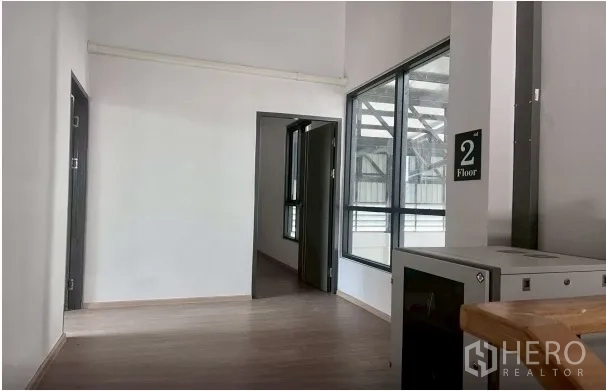 Warehouse for rent in Bang Bo, Samut Prakan - Second-floor corridor with internal windows to the warehouse and doors to office rooms.