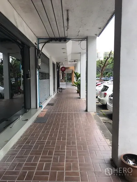 零售空间 出租在Khlong Toei, Bangkok - 带顶人行走廊与店铺门面，砖纹步道，临近车位的人流通道。