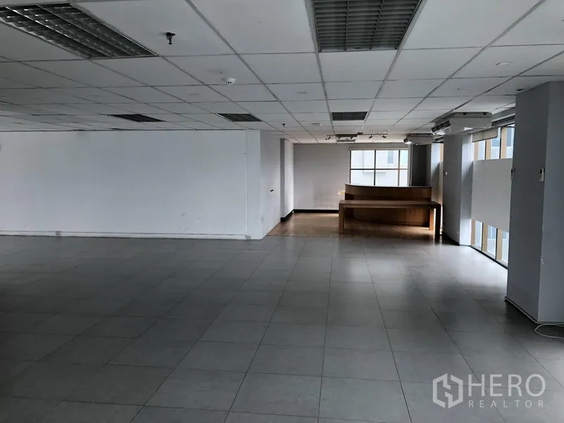 คอนโด ให้เช่าในPathum Wan, Bangkok - ห้องนั่งเล่น-รับประทานอาหารกว้าง โปร่งแสงธรรมชาติ พื้นกระเบื้อง พร้อมเคาน์เตอร์ไม้ใกล้มุมหน้าต่าง