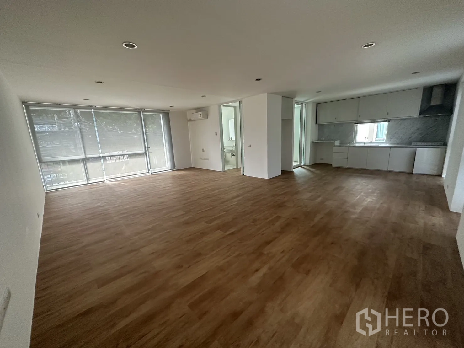 带办公室的家 出租在Phra Khanong, Bangkok - 采光充足的开放式起居/办公区，落地窗与配置厨房。