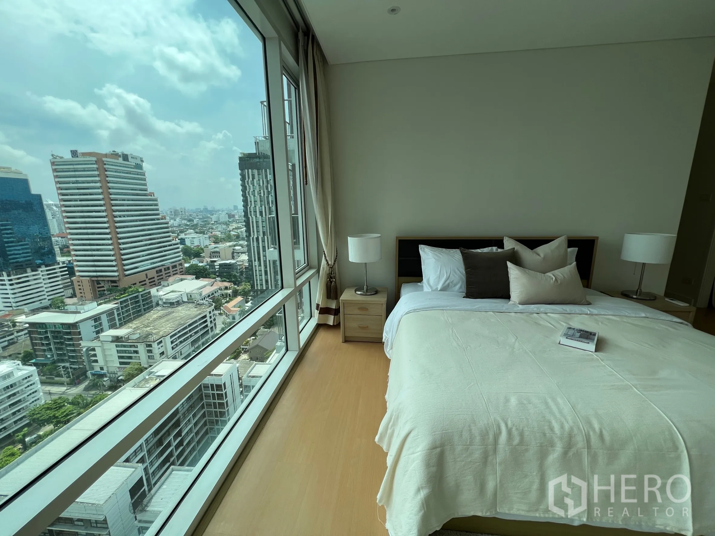 คอนโด ให้เช่าในWatthana, Bangkok - มุมห้องนอนพร้อมหน้าต่างพาโนรามาและวิวเมืองข้างเตียงควีน