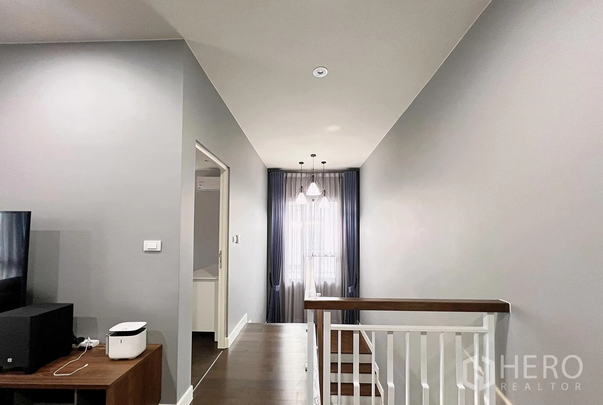 บ้าน ให้เช่าหรือขายในLam Luk Ka, Pathum Thani - โถงชั้นบน โคมไฟแขวน และผ้าม่านที่ช่องบันได