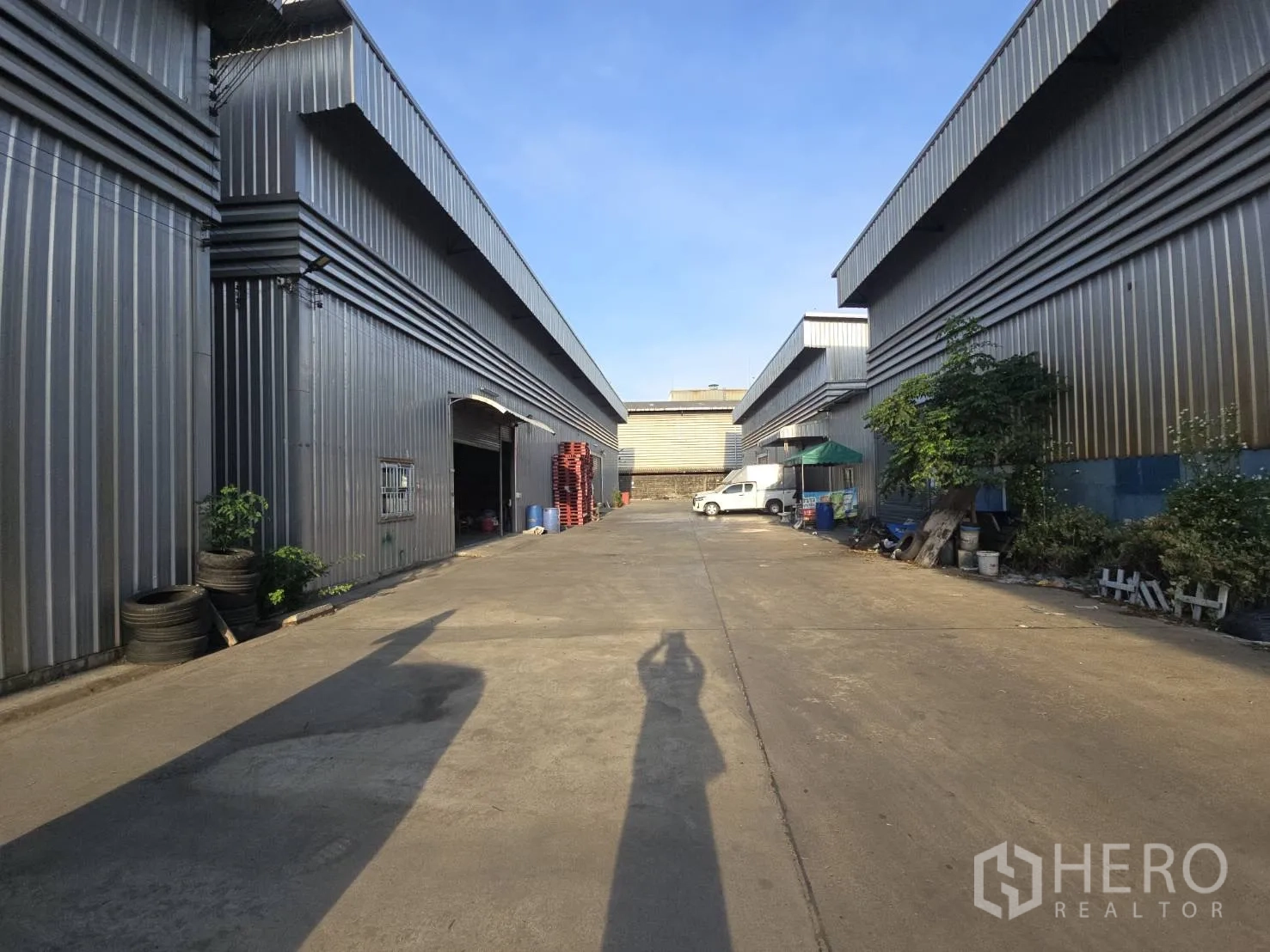 โกดัง for rent in Bang Phli, Samut Prakan - ทางสัญจรระหว่างอาคารโกดังด้านนอก รองรับรถบรรทุกและพื้นที่โหลด