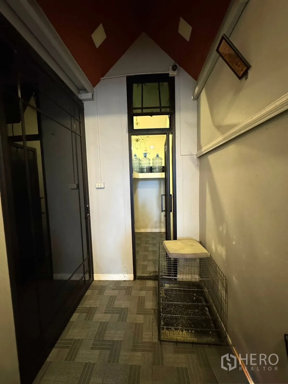 独立式住宅 出售在Mueang Pathum Thani, Pathum Thani - 宠物/储物区，挑高顶与铁笼。