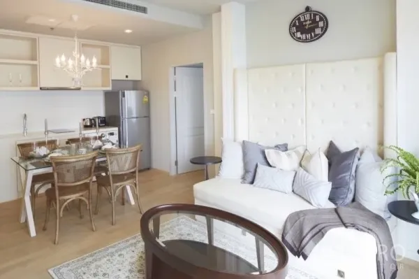 คอนโด ให้เช่าในBangkok - พื้นที่นั่งเล่น รับประทานอาหาร และครัวโอเพนแพลนสว่างของคอนโดในคลองเตย