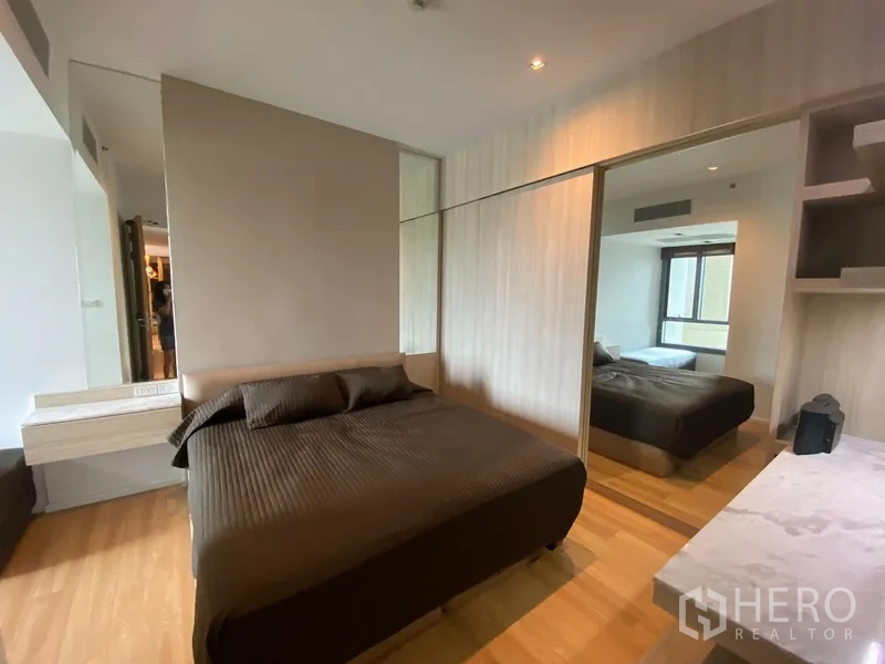 Condominium for rent in Yan Nawa, Bangkok - Second bedroom with double bed and large mirrored wardrobe.