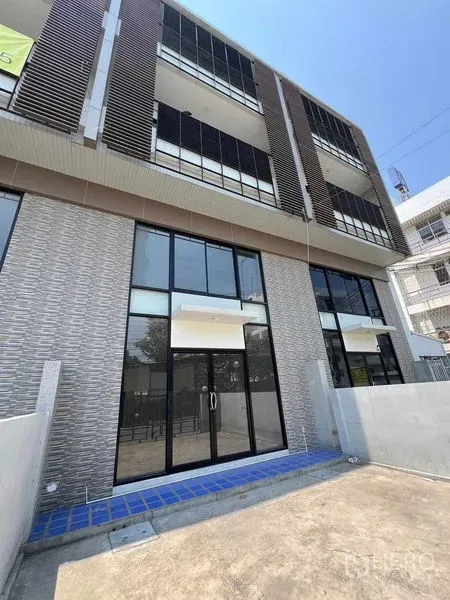 สำนักงานที่บ้าน ให้เช่าในBang Kapi, Bangkok - มุมใกล้ของหน้าร้านชั้นล่าง กระจกสูงเต็มบานและพื้นที่หน้าทางเข้าแบบปูกระเบื้อง