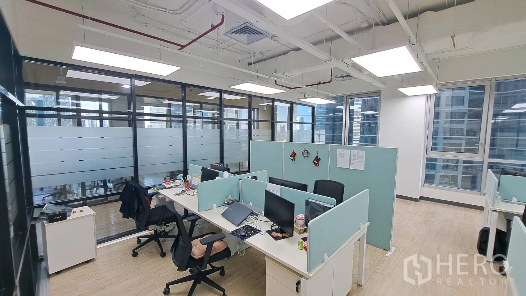 สำนักงาน ให้เช่าในYan Nawa, Bangkok - คูบิเคิลทีมงาน 6 ที่นั่งติดหน้าต่างบานใหญ่