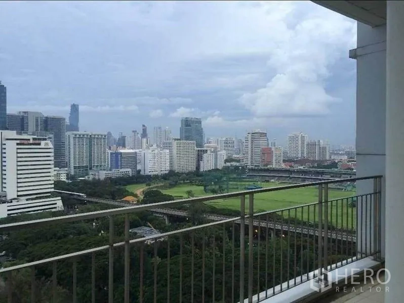 คอนโด ขายในPathum Wan, Bangkok - ระเบียงชั้นสูงมองเห็นสนามราชกรีฑาสโมสรและวิวเมือง