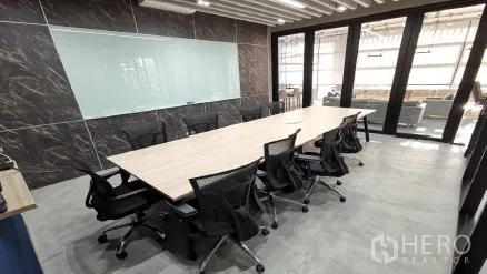 สำนักงานที่บ้าน ขายในKhlong Toei, Bangkok - ห้องประชุมใหญ่พร้อมโต๊ะยาว เก้าอี้ทำงาน และผนังไวท์บอร์ด