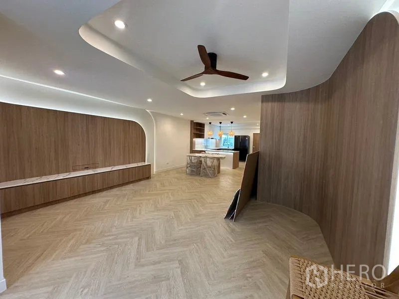 Home Office for rent in Khlong Toei, Bangkok - Open-plan living area with sculpted ceiling, ceiling fan and sightline to the kitchen.
