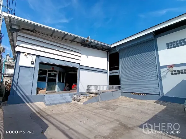 工厂 出租或出售在Bang Khun Thian, Bangkok - 抬高式装卸平台与宽阔水泥场地，对面为两扇钢制卷门。