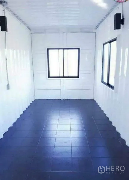 ที่ดิน ขายในBan Pho, Chachoengsao - ห้องภายในผนังสีขาว พื้นกระเบื้อง หน้าต่างบานเลื่อน