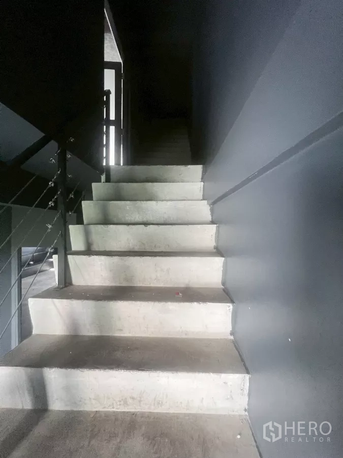 อาคารพาณิชย์ ให้เช่าในWatthana, Bangkok - บันไดคอนกรีตพร้อมราวเหล็กภายในตึกแถว.