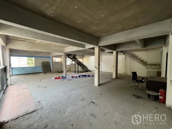 零售空间 出租在Watthana, Bangkok - 未装修的开放式楼层，混凝土柱与金属楼梯，大窗采光。