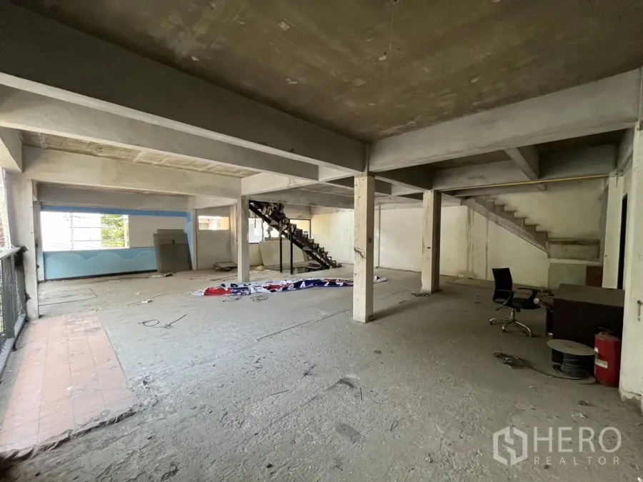 พื้นที่ขายปลีก ให้เช่าในWatthana, Bangkok - พื้นที่ภายในโล่งแบบดิบ เสาคอนกรีต หน้าต่างบานกว้างและบันไดเหล็ก