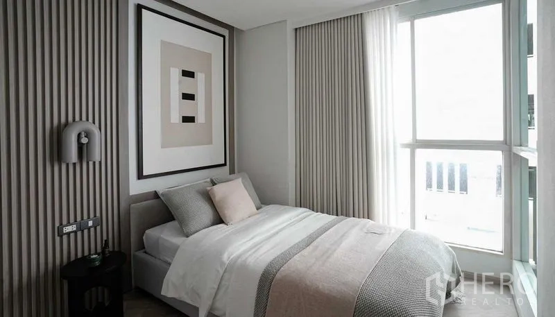 คอนโด ขายในRatchathewi, Bangkok - ห้องนอนเล็กรับแสงจากหน้าต่างกระจกเข้ามุม ติดภาพแขวน