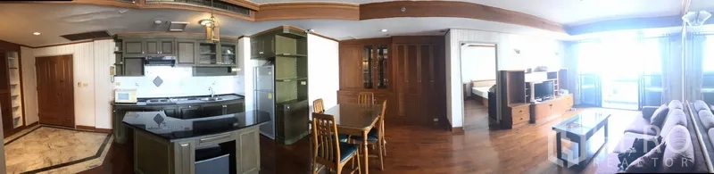 公寓 出租在Watthana, Bangkok - 从厨房到客厅与阳台的宽幅全景图。