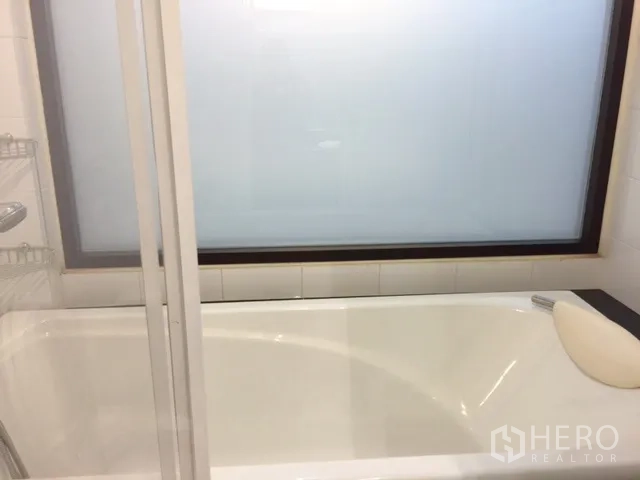 คอนโด ให้เช่าหรือขายในKhlong Toei, Bangkok - ห้องน้ำโทนขาวพร้อมอ่างอาบน้ำติดหน้าต่างกระจกฝ้าและประตูบานเลื่อน