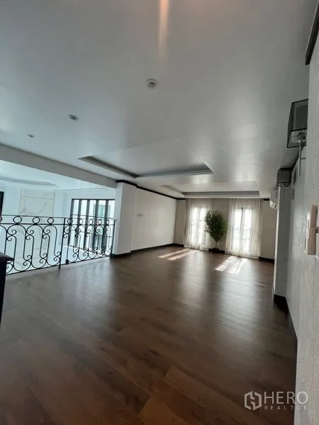 สำนักงานที่บ้าน ให้เช่าหรือขายในWatthana, Bangkok - พื้นที่พักผ่อนชั้นบนกว้าง พื้นไม้ และราวกันตกเหล็กดัด