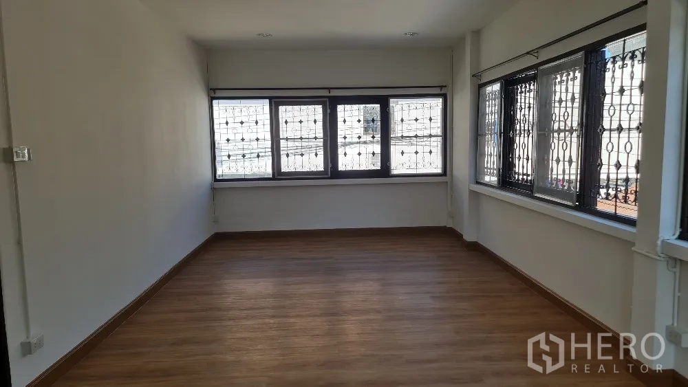 บ้านเดี่ยว for rent in Lat Phrao, Bangkok - ห้องนอนสว่าง พื้นไม้ และหน้าต่างติดเหล็กดัด