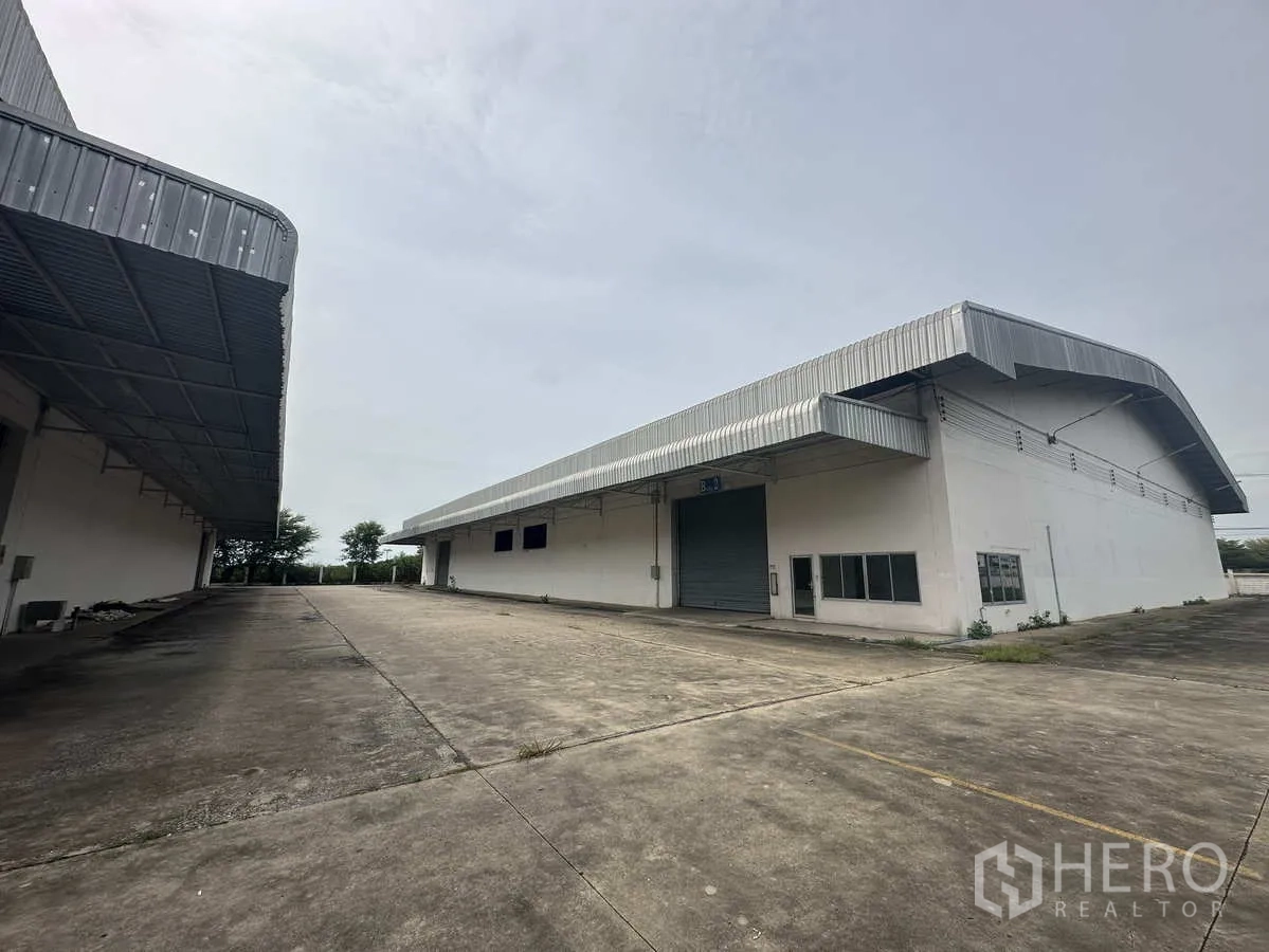 货栈 出租在Phra Nakhon Si Ayutthaya - 仓库立面配卷闸门、雨棚及充足回转空间。