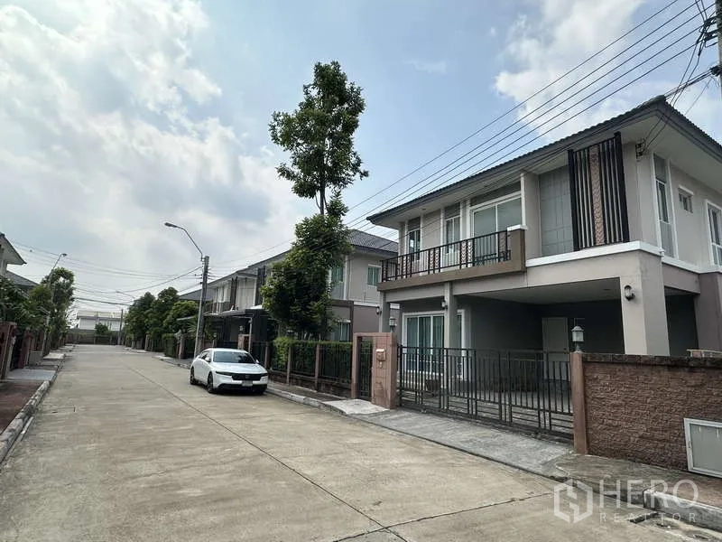 บ้าน ขายในSai Mai, Bangkok - มุมมองถนนโครงการเงียบสงบ หน้า บ้านมีรถจอด