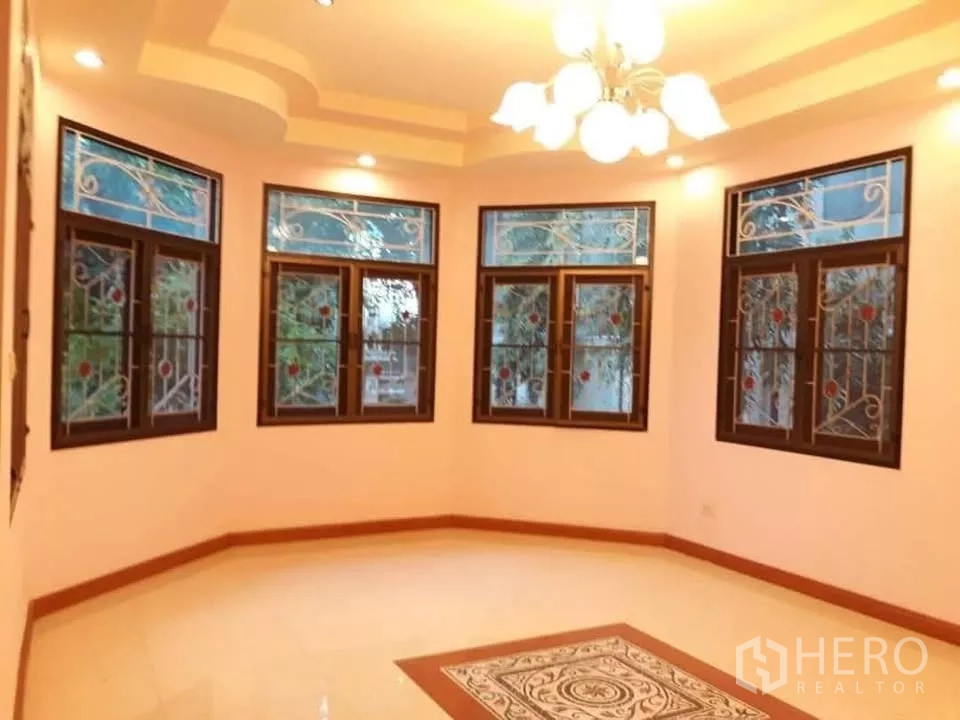 Detached House for sale in Bueng Kum, Bangkok - Bright bay-window room with tray ceiling and chandelier.
