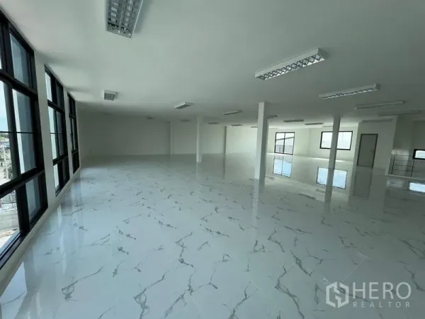 货栈 出租在Bang Sao Thong, Samut Prakan - 采光充足的开放式办公楼层，地面大理石纹瓷砖与LED灯