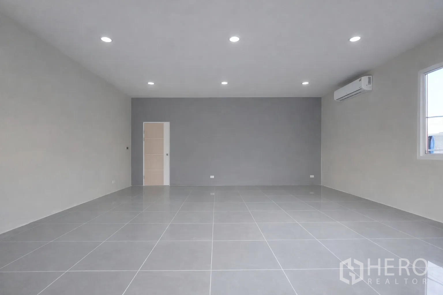 Warehouse for rent in Bang Kapi, Bangkok - Spacious office area with tiled flooring, recessed lights and a wall-mounted air conditioner.