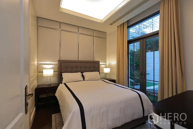 บ้าน ให้เช่าหรือขายในWatthana, Bangkok - ห้องนอนแขกเชื่อมสู่สวนผ่านประตูกระจก เพดานซ่อนไฟ