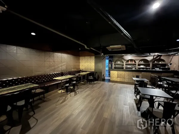 零售空间 出租在Watthana, Bangkok - 用餐区，长条皮质卡座与服务吧台