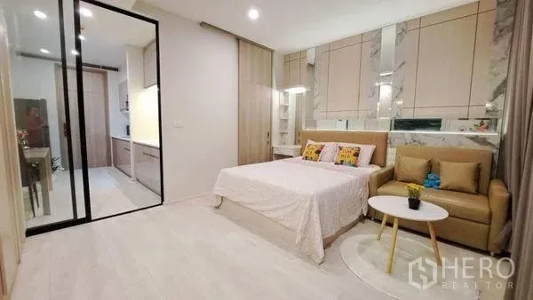 公寓 出租或出售在Pathum Wan, Bangkok - 温馨睡眠区，配床、沙发与镜面床头墙。