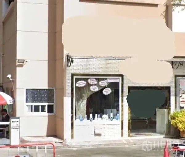 พื้นที่ขายปลีก ให้เช่าในKhlong Toei, Bangkok - ด้านหน้าร้านค้าชั้นล่าง ผนังอิฐโชว์ หน้าต่างกระจกบานใหญ่และกันสาด ย่านพร้อมพงษ์สุขุมวิท