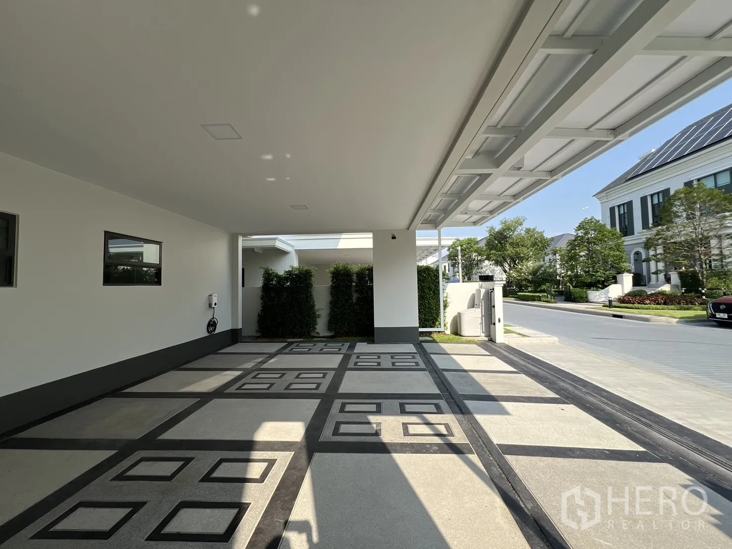 บ้านเดี่ยว for rent in Bang Phli, Samut Prakan - ที่จอดรถในร่มพื้นลายกราฟิก เชื่อมถนนภายในโครงการ