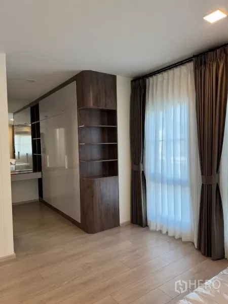 Detached House for rent in Bang Phli, Samut Prakan - Walk-in dressing area with built-in wardrobes, open shelves and a vanity next to full-height windows.