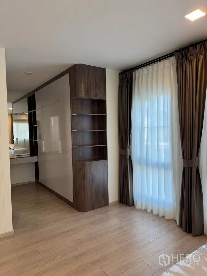 Detached House for rent in Bang Phli, Samut Prakan - Walk-in dressing area with built-in wardrobes, open shelves and a vanity next to full-height windows.