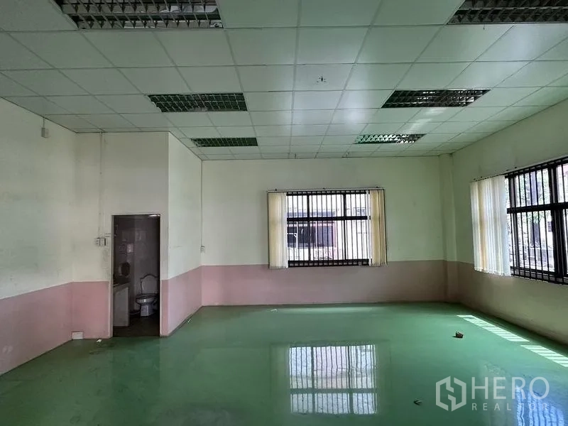 货栈 出租在Bang Sao Thong, Samut Prakan - 仓库内办公房，带窗户与独立卫生间，吊顶完好。