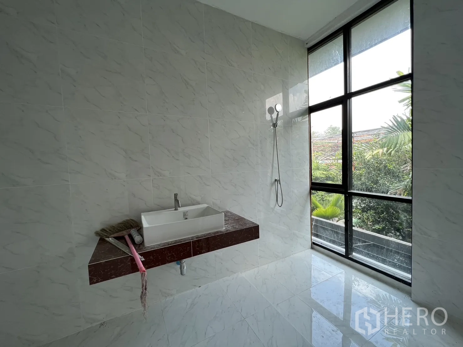บ้าน ให้เช่าหรือขายในPhra Khanong, Bangkok - ห้องน้ำปูกระเบื้องลายหินอ่อน หน้าต่างบานใหญ่ อ่างล้างหน้าและฝักบัว