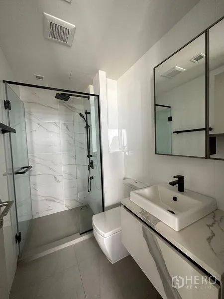 คอนโด ให้เช่าในPhra Khanong, Bangkok - ห้องน้ำทันสมัย มีกระจกกั้นอาบน้ำ แบบเรนชาวเวอร์ และเคาน์เตอร์ลายหินอ่อน
