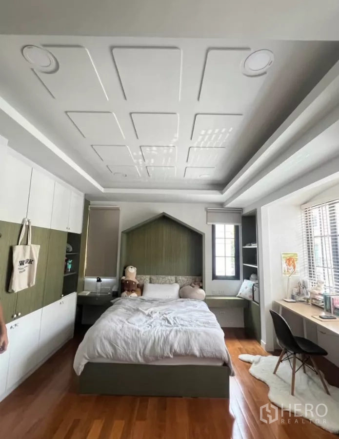 ทาวน์เฮาส์ ให้เช่าในYan Nawa, Bangkok - ห้องนอนสว่าง เฮดบอร์ดทรงบ้าน โต๊ะอ่านหนังสือ และพื้นไม้