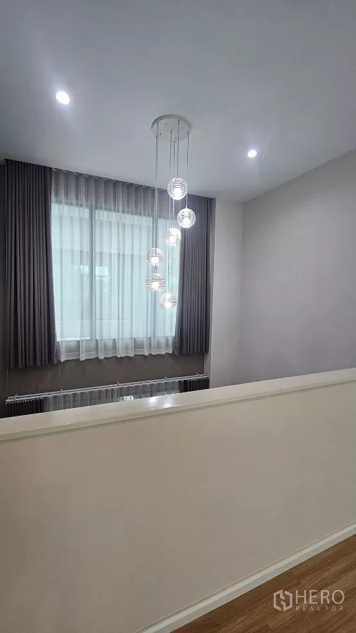 ทาวน์เฮาส์ ให้เช่าในSaphan Sung, Bangkok - โถงชั้นบนพร้อมโคมแขวนทรงกลมและหน้าต่างบานใหญ่