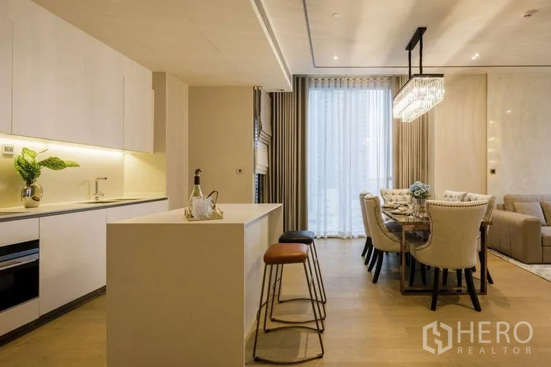 คอนโด ให้เช่าในWatthana, Bangkok - ครัวสีขาวทันสมัย มีไอส์แลนด์และสตูล สูง ติดกับพื้นที่รับประทานอาหาร